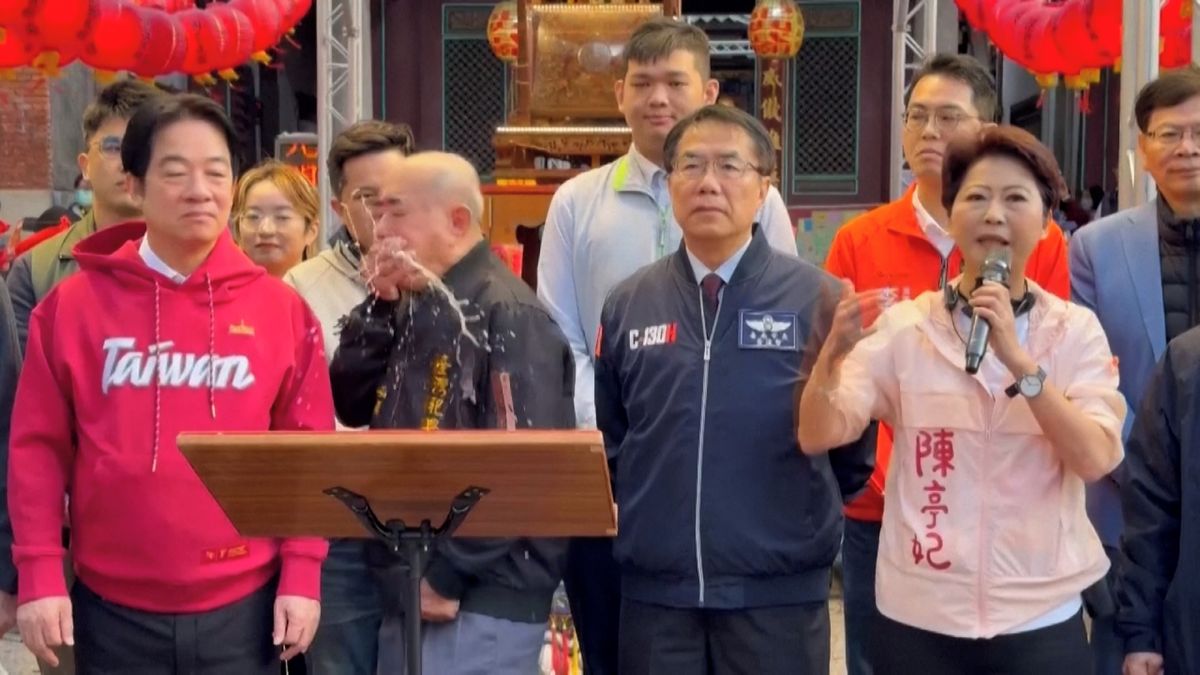 Kněz na Tchaj-wanu při oslavě nového lunárního roku pozvracel prezidenta. Incident zachytila kamera