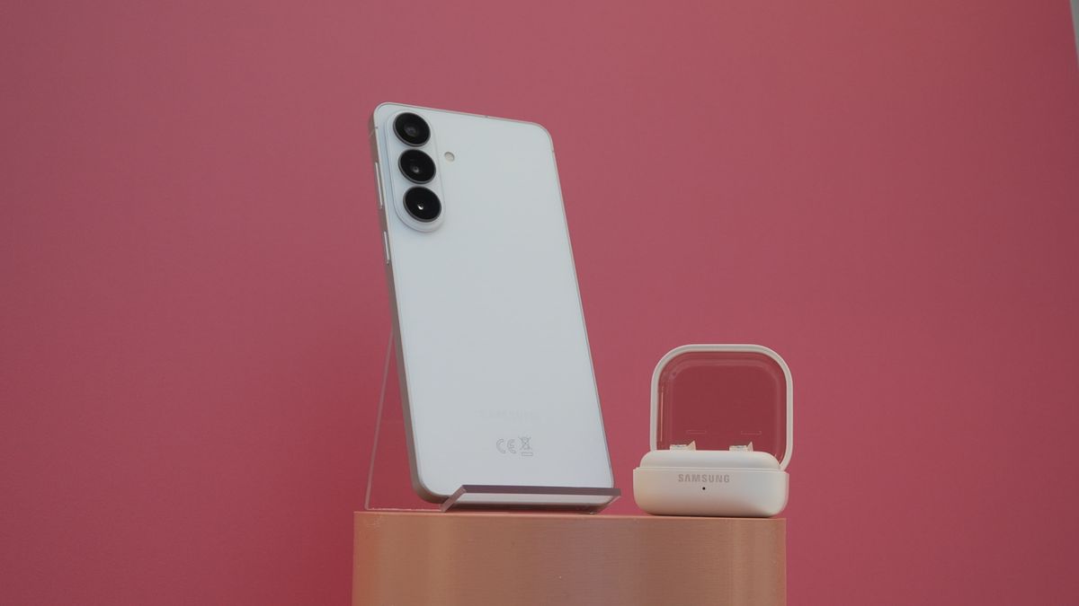 Lidé si připlatí tisíce. Nejlepší mobily od Samsungu meziročně podražily