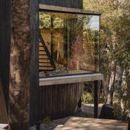 Mezi chatkami se vine dřevěný chodník.