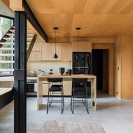 Ačkoli chaty nemají velký půdorys, jejich interiér díky absenci příček působí vzdušně.