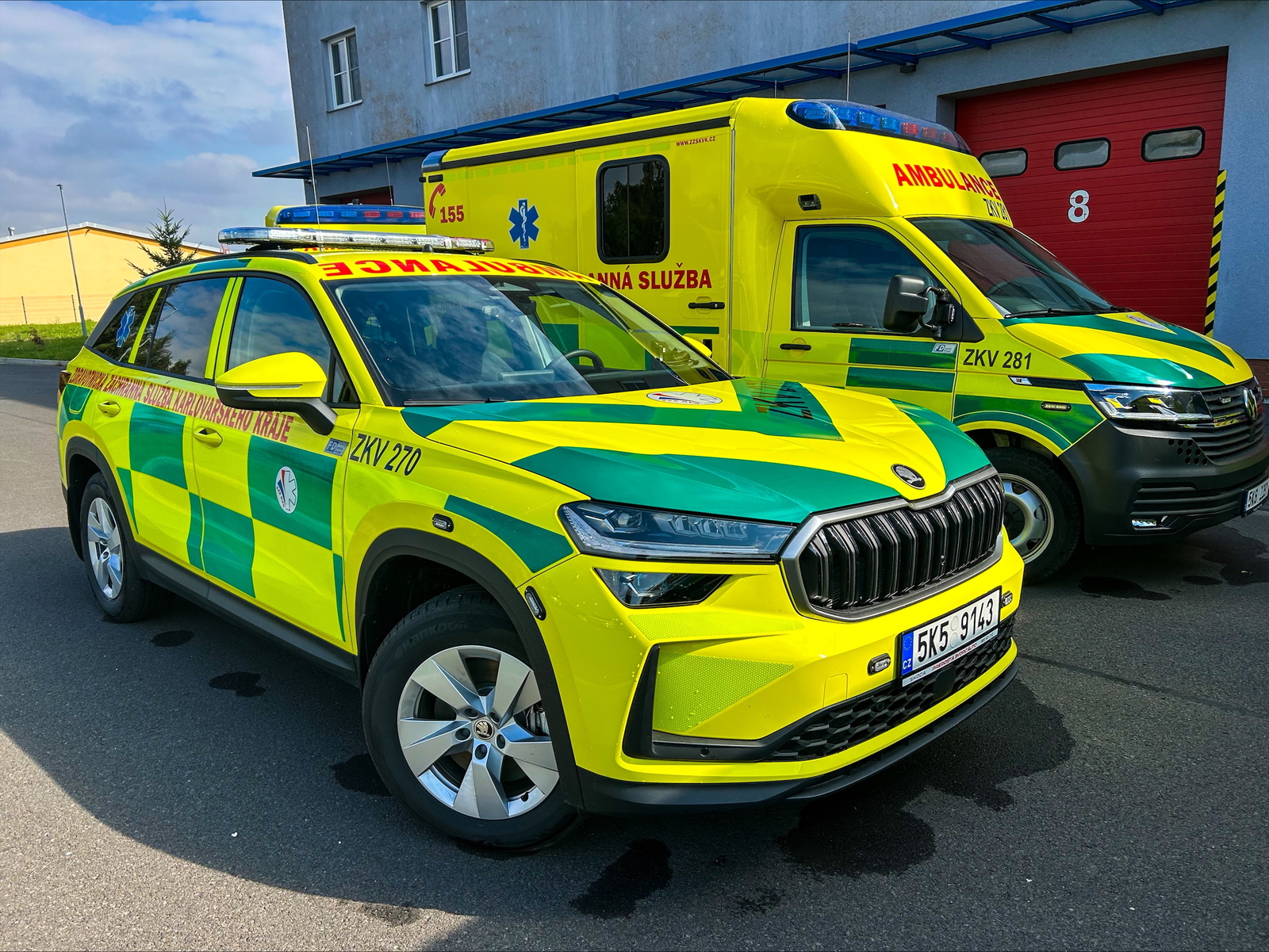 Na chodkyni v Mariánských Lázních spadl ze střechy kus ledu. Málem ji zabil 