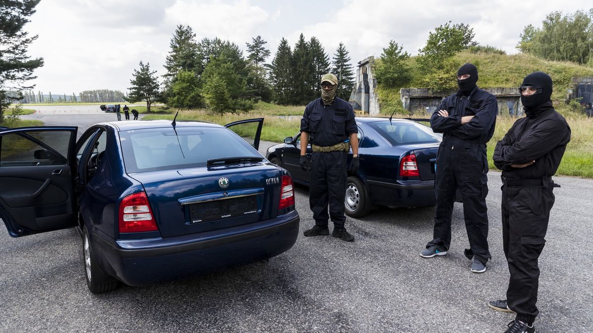 Staňte se na týden zpravodajským důstojníkem BIS, inzeruje tajná služba. Nejde o vtip