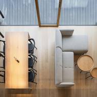 V celém prostoru je použita jednotná dřevěná podlaha v hřejivém dekoru.