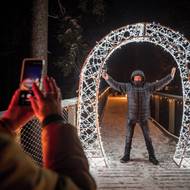 Osvětlená Stezka korunami stromů