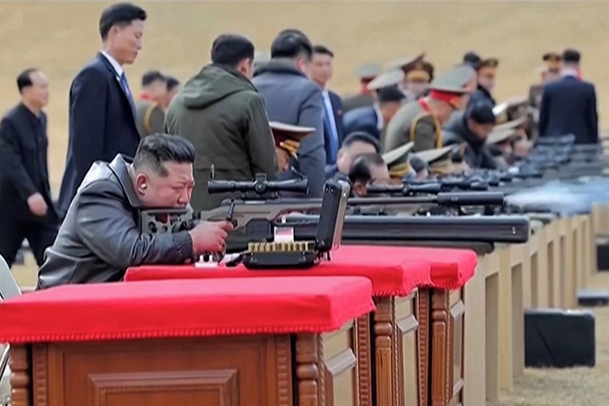 Kim představil dárkové odstřelovačky, hned je s dcerou vyzkoušeli