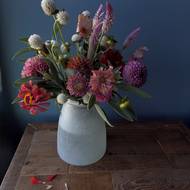 Vodu ve váze pravidelně měníme, zároveň seřezáváme i stonky rostlin.