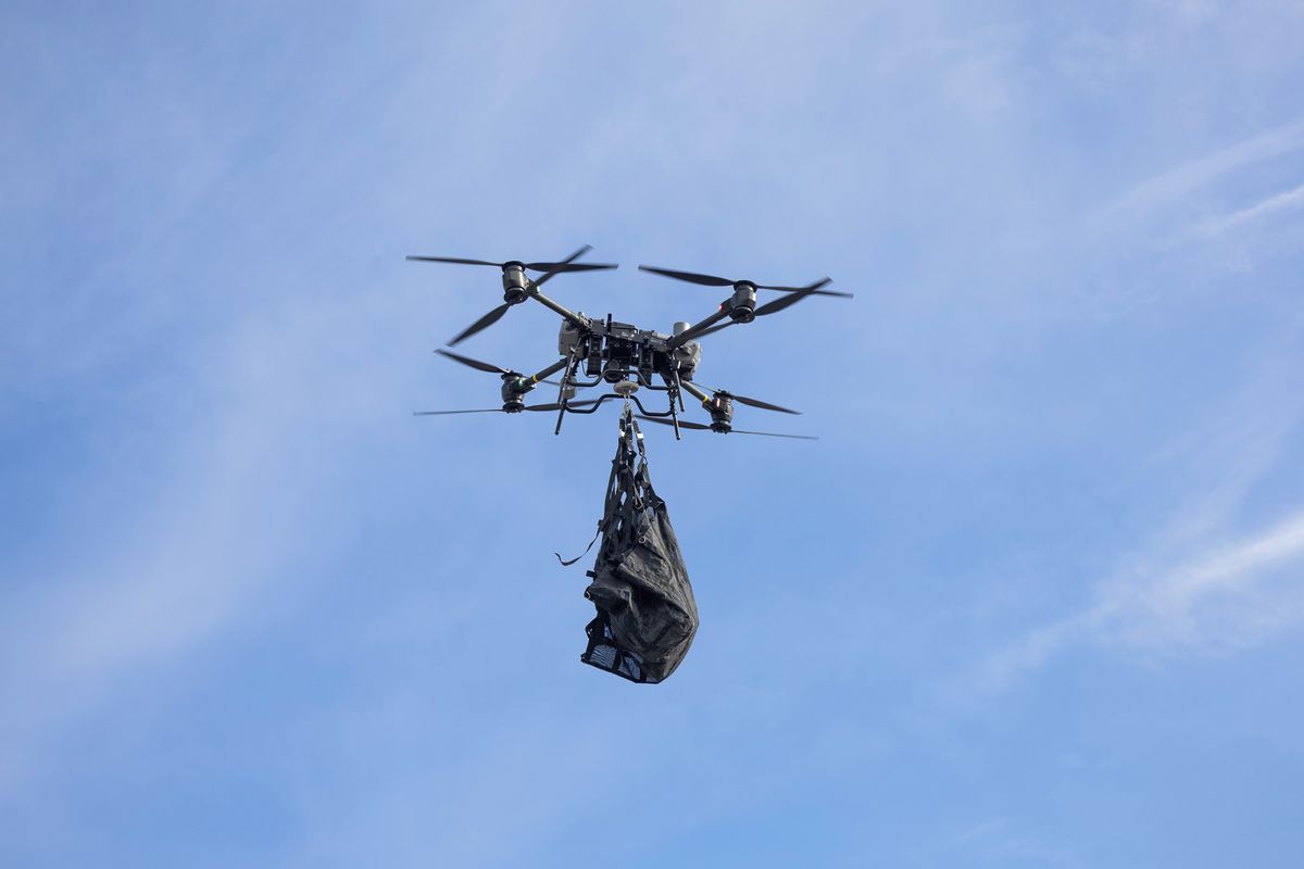 Noví pomocníci hasičů v Česku: Drony budou při katastrofách vozit materiál i humanitární pomoc