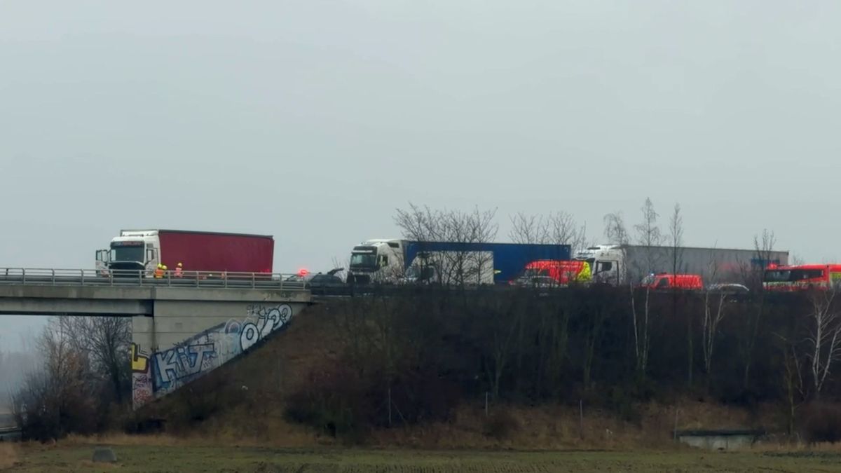 Kamion zablokoval dálnici D8 na Mělnicku