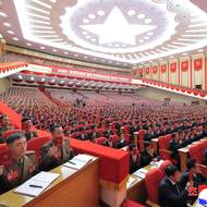 Devátý kongres Severokorejské strany práce trval týden. Vůdcem byl potvrzen Kim Čong-un. Státní agentura popisuje jeho vládu jako až zázračně úspěšnou, přitom Severní Korea patří mezi nejslabší ekonomiky světa. A i přes růst v posledních letech je závislá na pomoci. 