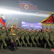 Týden trvající devátý kongres Severokorejské strany práce zakončila velkolepá vojenská přehlídka. Nemohla na ní chybět ani vlajka Ruska. KLDR je spojencem Putinova režimu při jeho agresi na Ukrajině. 