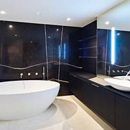 Hezkým nápadem je tvarové sladění vany a umyvadla  v koupelně.