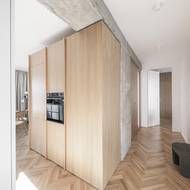 V centrálním prostoru bytu je kubus, ve kterém je ukryta koupelna.