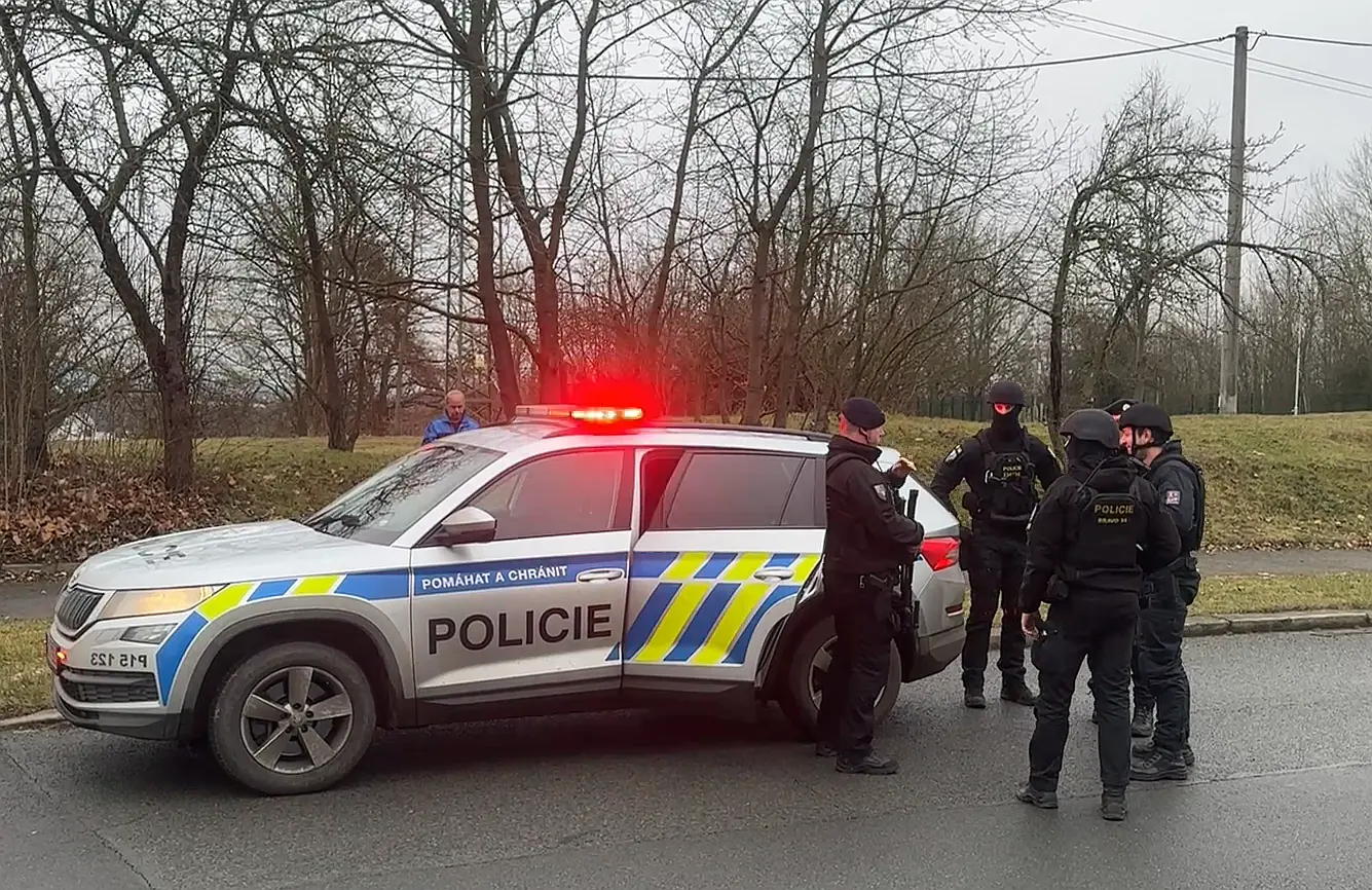 U základní školy na Plzeňsku zatkla policejní zásahovka muže ozbrojeného mačetou 