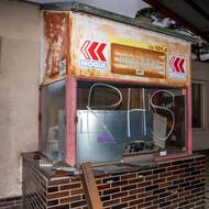 Opuštěná pumpa v Liberci. Pokladna s původní výzdobou