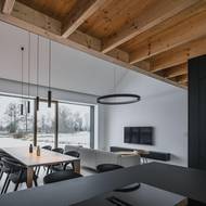 Nad otevřeným prostorem obývacího pokoje jsou použité dřevěné vaznice, které vytvářejí menší tepelný most než ocelové.
