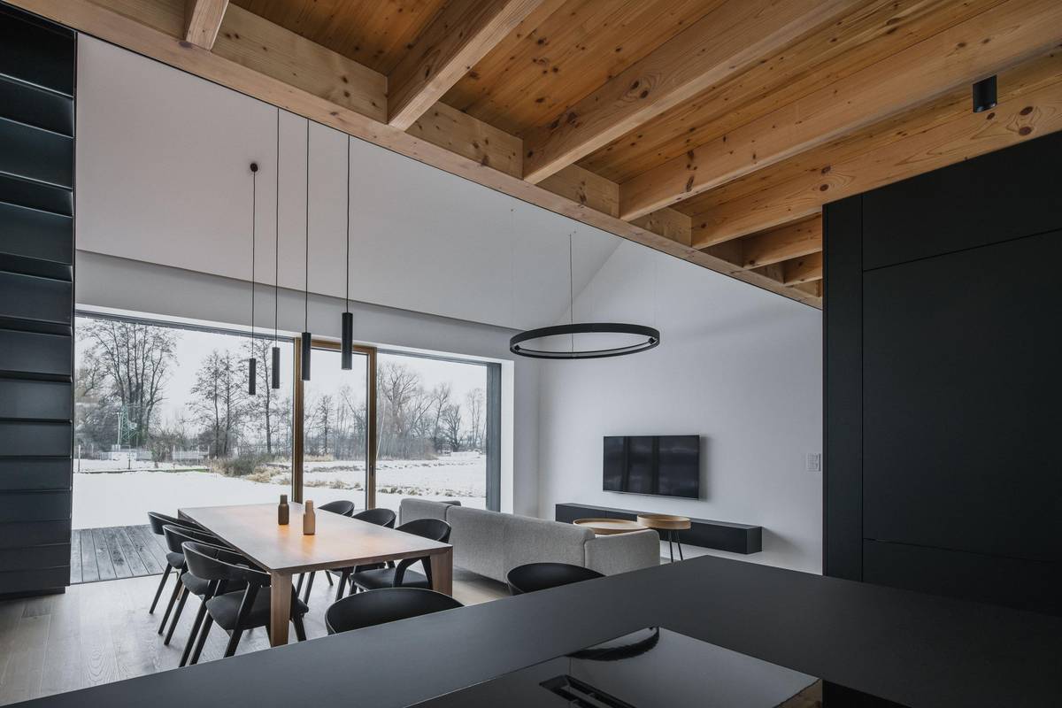 Nad otevřeným prostorem obývacího pokoje jsou použité dřevěné vaznice, které vytvářejí menší tepelný most než ocelové.