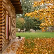 Za domem je i příjemné venkovní posezení.