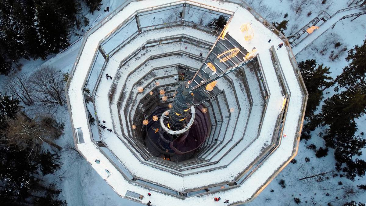 Pohled na věž z dronu