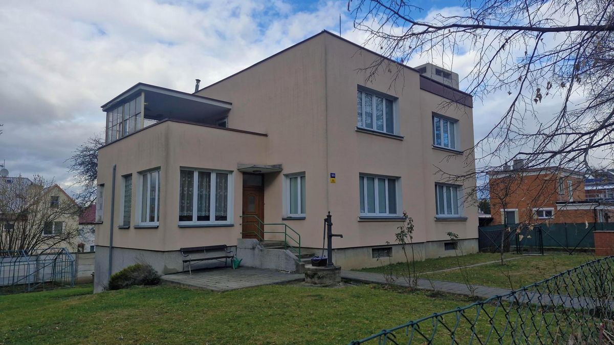 Úředníci chtějí prodat „ruinu“, realitka nabízí skvost za miliony. Ve Zlíně se hraje o majetek bezbranných