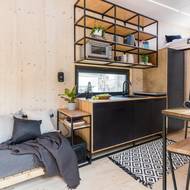 Interiér je rozdělen na tři hlavní zóny – obývací, kuchyňskou a jídelní, a koupelnu s loftem.