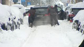 Záběry z kalamity v Bukurešti. Za den napadlo skoro půl metru sněhu