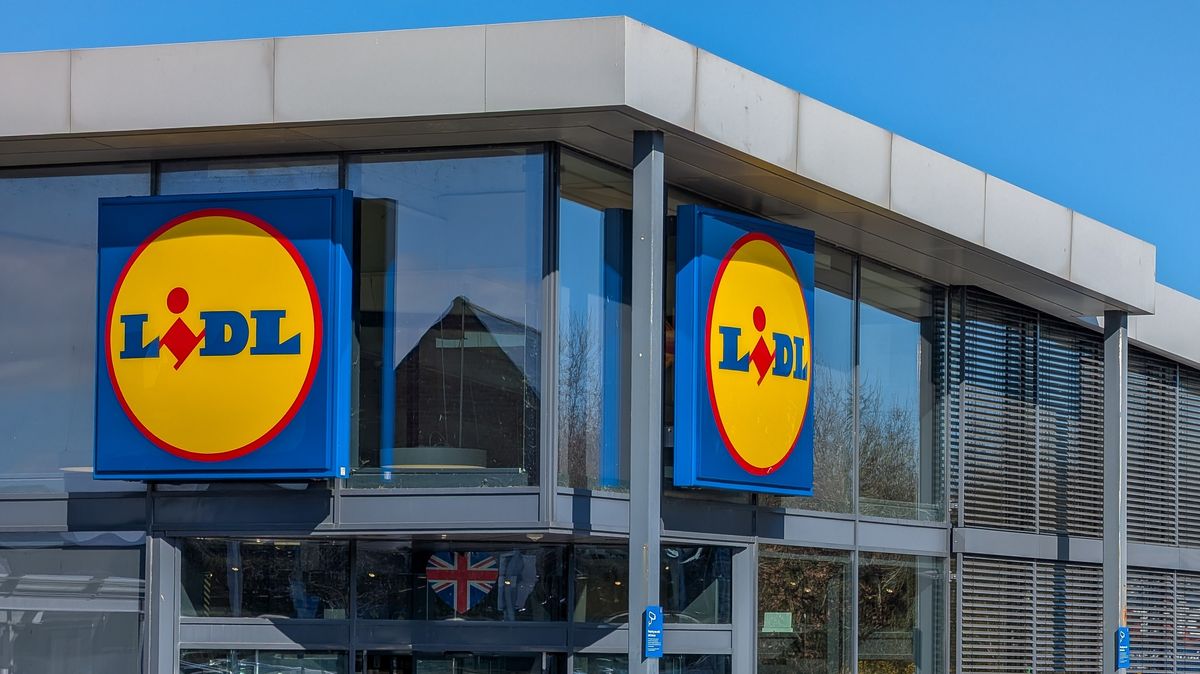 Pokladní supermarketu v Británii dostal vyhazov, protože nezaplatil lahev vody v hodnotě pěti korun