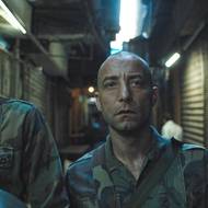 Syrský voják Mustafa (Yahya Mahayni, vpravo) prochází krizí důvěry v Assadův režim, jemuž slouží.