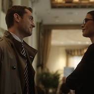 Jude Law a Catherine Zeta-Jonesová, film Vedlejší účinky (2013), režie Steven Soderbergh. Ztvárnil v něm psychiatra, jehož život se postupně začne rozpadat. Žádná hvězdná aura, žádné efektní gesto. Spíš nenápadná práce s detailem.