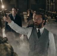 Jako mladší Albus Brumbál ve Fantastických zvířatech (2018-2022, režie David Yates) vstoupil do jedné z největších filmových sérií posledních let. Postavu pojal klidně, bez okázalosti. To je Jude Law.