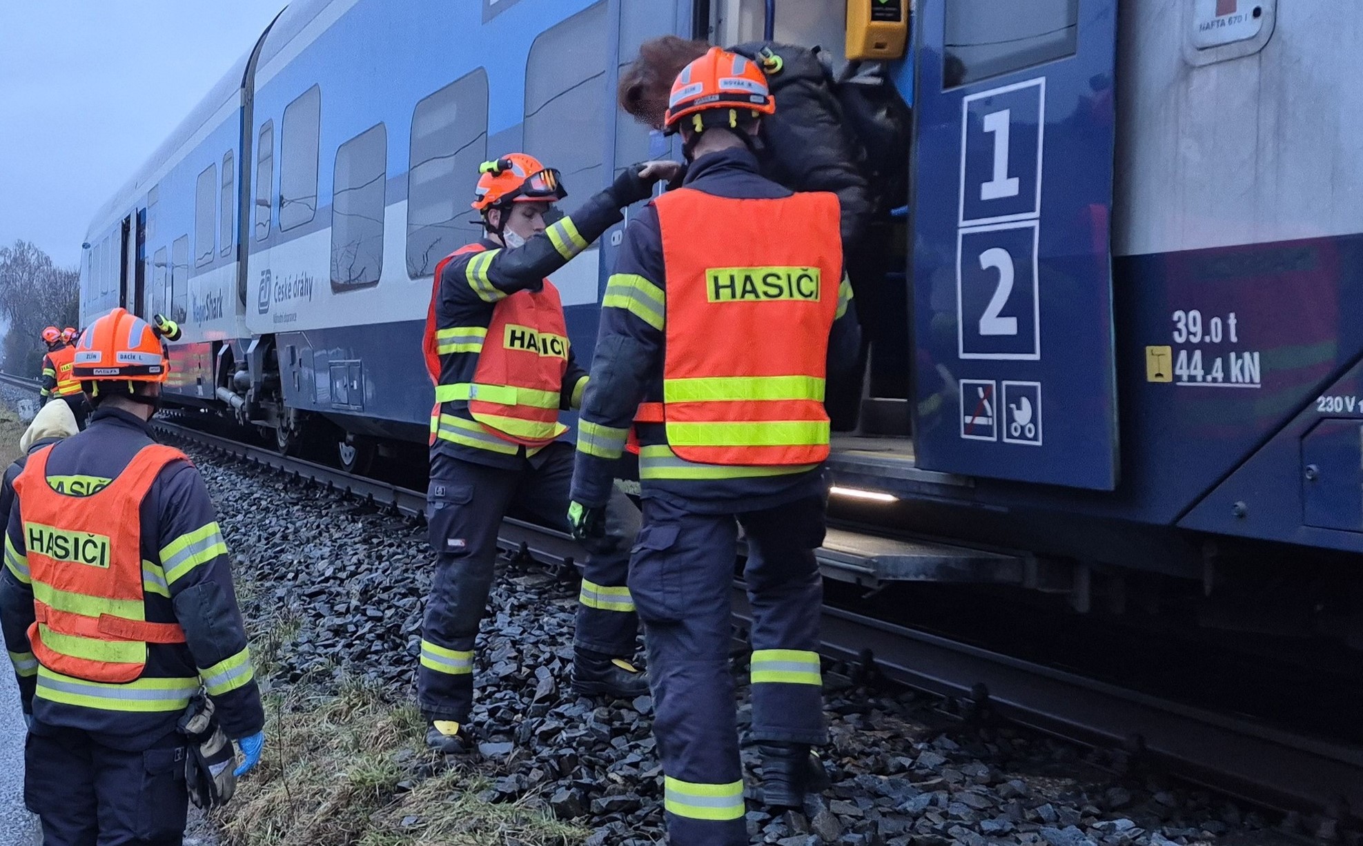 Vlak na Zlínsku smetl auto, evakuovali 35 lidí