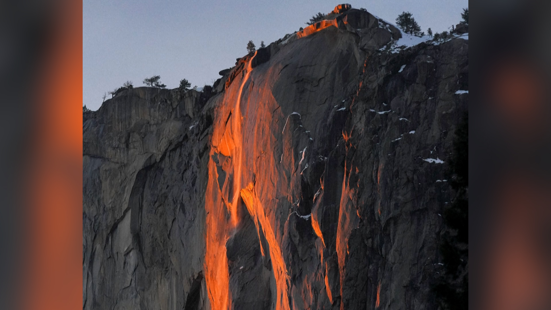 Zlatá hodinka na druhou. Ohnivý vodopád v Yosemitu plane jen pár dnů v roce
