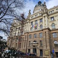 Vlajka visí také na budově jihomoravského krajského úřadu