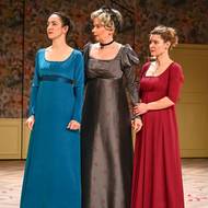 Svetlana Janotová jako Elinor (vlevo), Nikol Wetterová jako její sestra Marianne (vpravo) a Alena Antalová v roli jejich matky, paní Dashwoodové (uprostřed)