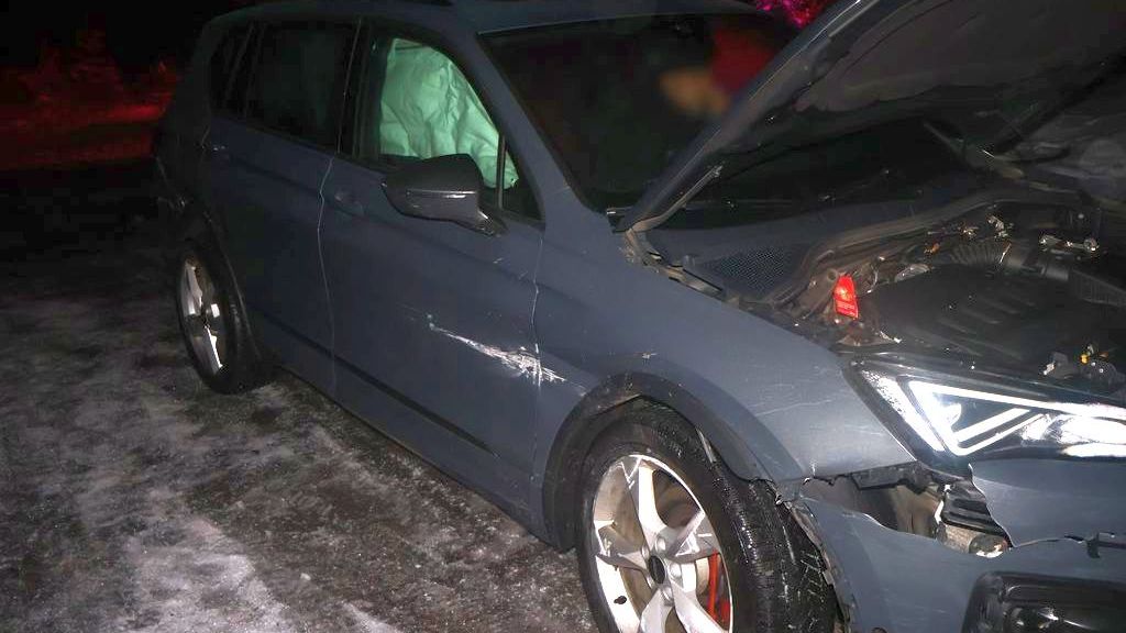 Řidič po nehodě v Jeseníkách skončil ve svodidlech, spolujezdkyně v nemocnici