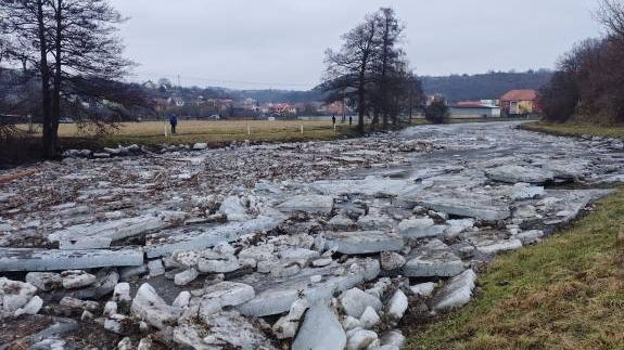 Kvůli hromadícím se ledovým krám bude nutné v Oslavanech upravit koryto řeky a odstranit jez