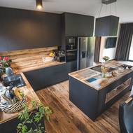 Velké prosklení propojuje interiér se zahradou a zajišťuje dostatek denního světla po celý den.