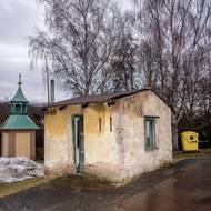 Zděná budka čerpací stanice v obci Žiželice v okresu Louny (Ústecký kraj). 