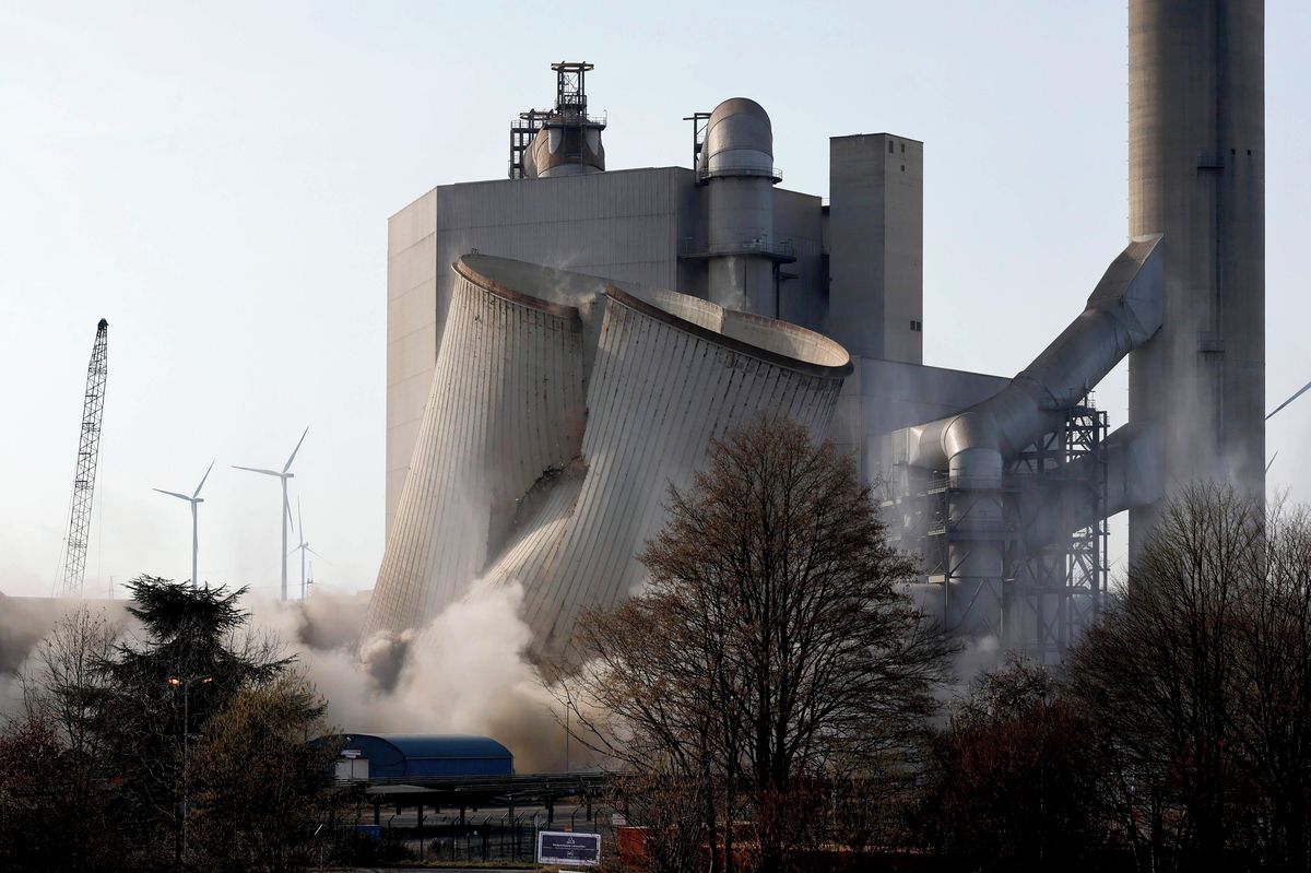 Dechberoucí záběry. Obří chladicí věž německé elektrárny šla k zemi