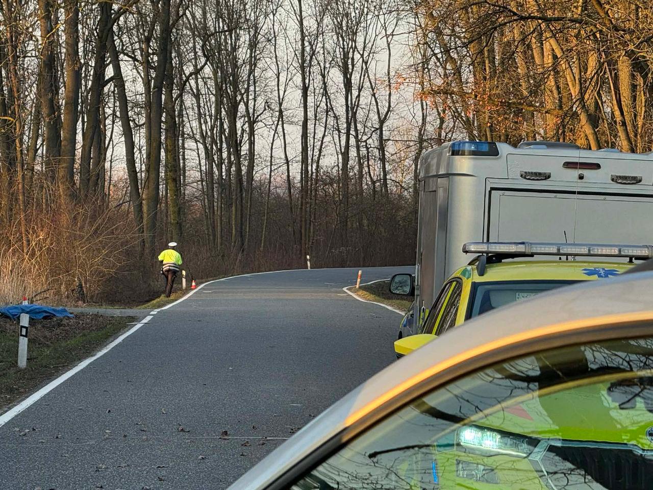 Na Nymbursku zemřel motorkář po nárazu do domu