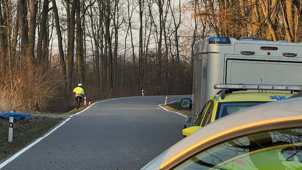 Na Nymbursku zemřel motorkář po nárazu do domu
