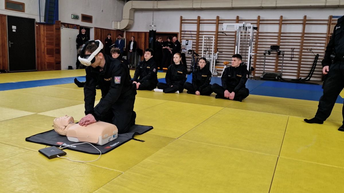 Policisté trénují záchranu lidského života s virtuální realitou