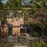 Obyvatelé mají k dispozici prostornou terasu.