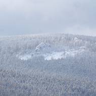 Pohled z vyhlídky u Sněžného na Malinskou skálu