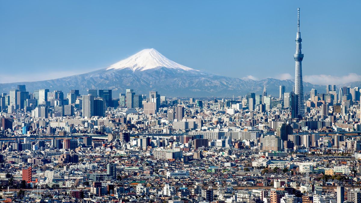 V jedné z nejvyšších staveb světa se zasekl výtah. V Tokiu v noci čekali na záchranu