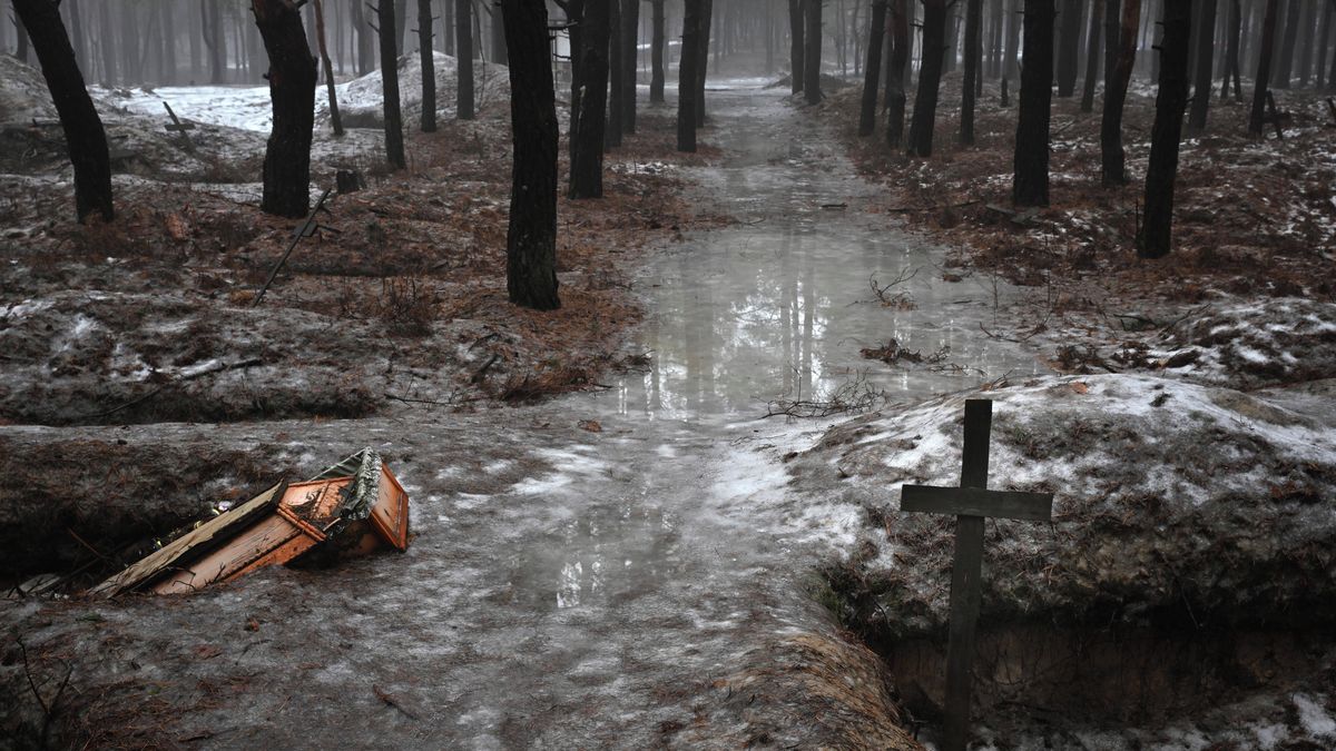 FOTO: Čtyři roky války. Ukrajina krvácí, hřbitov je jako kulisa hororu
