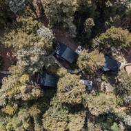 Pohled z výšky ukazuje rozmístění trojice chatek na pozemku.