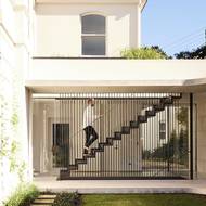 Schody vedoucí na střešní zahradu.