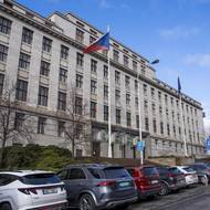 Na budově Ministerstva zemědělství ukrajinská vlajka v den výročí chybí.