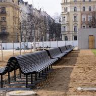 Lavičky už jsou na svém místě, povrch okolo ještě hotový není. Jednou i zde bude trávník.