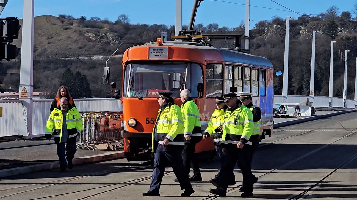 Nový pražský most otestovala první tramvaj